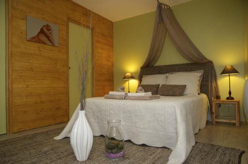 坎特赞Au Coeur d'Alsace Chambres d'hôtes的一间卧室配有一张带天蓬的床