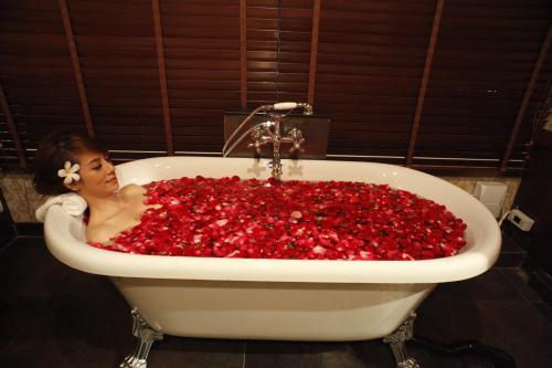 莱卡邦素万那普公寓酒店的坐在浴缸里满是红胡椒的女人