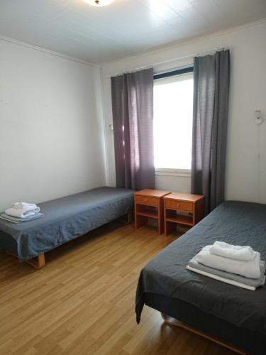 罗瓦涅米考塔雷提公寓的酒店客房设有两张床和窗户。