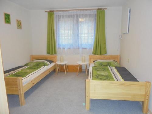 施尔奇Bergfreiheit的一间卧室设有两张床、一张桌子和一个窗口