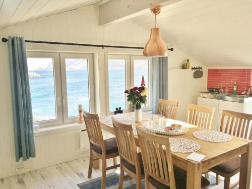 SkarsvågCape Marina Penthouse的厨房以及带桌椅的用餐室。