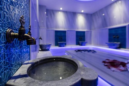 伊斯坦布尔马里套房酒店的浴室配有盥洗盆和浴缸。