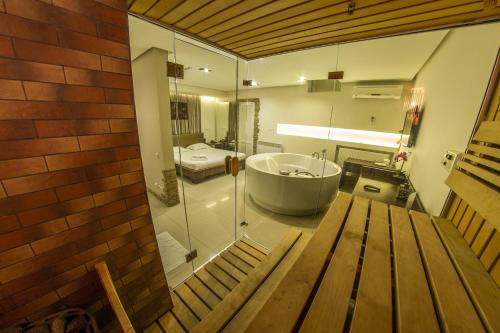 哈尔科夫Spa-отель的带浴缸的大浴室和卧室
