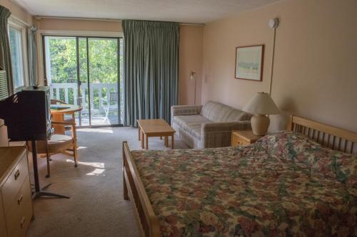 伯利恒The Wayside Inn的酒店客房,配有床和沙发