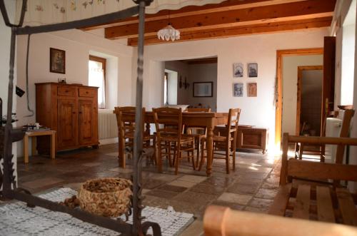 MedunoA casa mia的厨房以及带桌椅的用餐室。