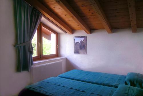 MedunoA casa mia的一间卧室设有一张床和一个窗口