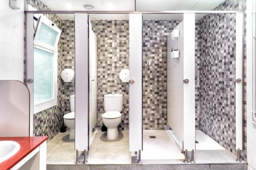 巴塞罗那伊塔卡旅馆的一间带卫生间和水槽的浴室