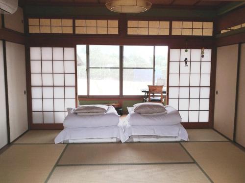 Setouchi Guest House Taiyo and Umi客房内的一张或多张床位