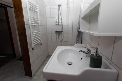 格仑达积图比雅阁公寓的带淋浴的浴室内的白色水槽