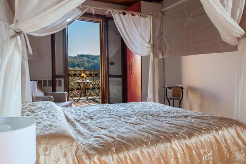 皮亚诺罗Pizzicalaluna的一间卧室设有一张床和一个大窗户