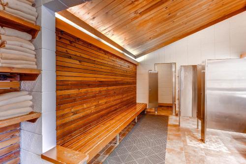基斯通梯形度假村长青公寓的厨房设有木墙和冰箱。
