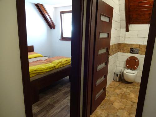 帕索尔维基Penzion U Raka的一间小卧室,配有一张床和一个卫生间