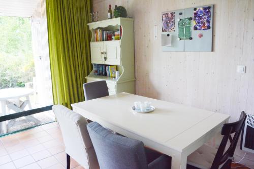 斯塔沃洛Huisje in Stavelot的客房内的白色桌椅