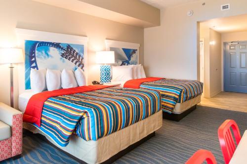 桑达斯基杉树角热浪酒店的一间酒店客房,房间内设有两张床