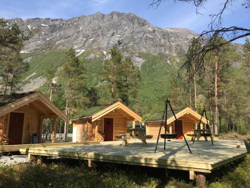 ÅlvundeidCamp Dronningkrona的小木屋设有秋千和游乐场