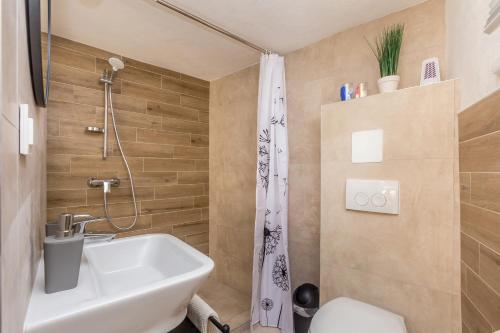 多布林吉Holiday Home Jela的浴室配有白色水槽和卫生间。