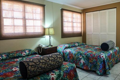 棕榈滩椰子酒店的酒店客房设有三张床和电话