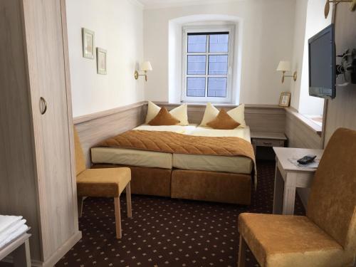 圣戈阿尔圣高伽莱茵酒店的酒店客房设有床和窗户。