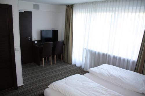 瓦尔施泰因Gasthof Hoppe的酒店客房设有一张床、一张书桌和窗户。