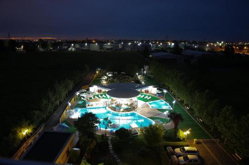 布加勒斯特Mari Vila Hotel的享有一个大型游泳池的顶部景色