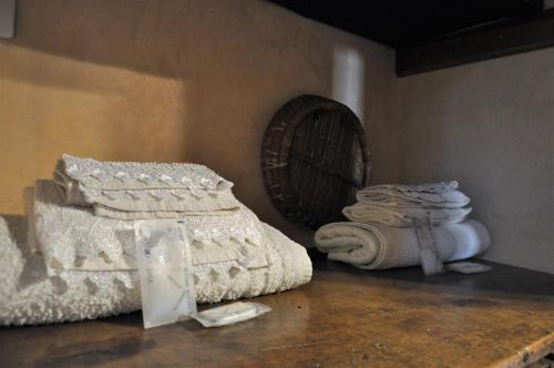 卡斯特罗维拉里玛洛格里奥农家乐的配有一堆毛巾和风扇的客房