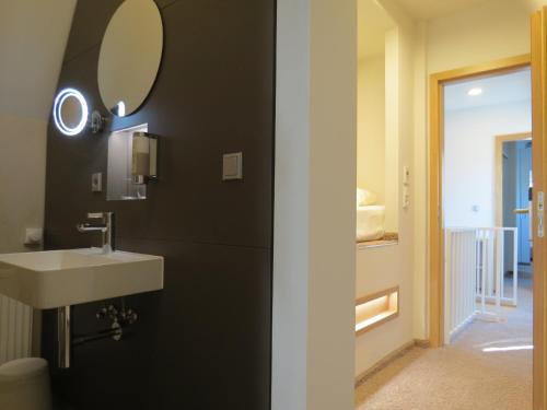 乌尔姆纽托尔酒店的浴室设有水槽和墙上的镜子