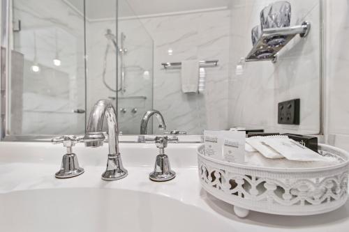 曼斯菲尔德阿斯堡度假酒店的一间带水槽和2个水龙头的浴室