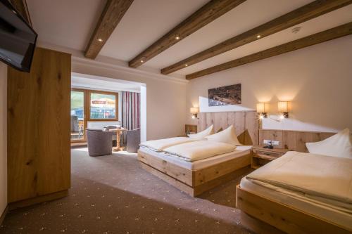 卡顿巴赫加尼克劳科尔酒店的酒店客房设有两张床和电视。