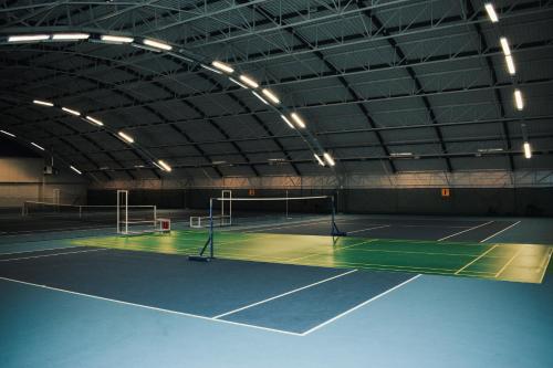 博斯运动休闲中心俱乐部酒店内部或周边的网球和/或壁球设施