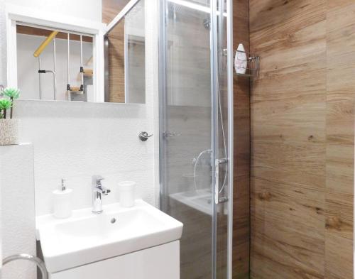 斯普利特Studio apartment Milla的浴室配有白色水槽和淋浴。