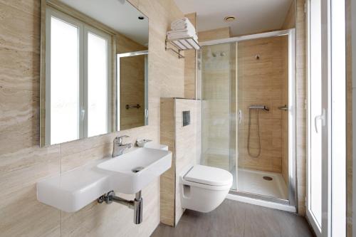扎鲁亚斯奥拉图酒店的一间带水槽、卫生间和淋浴的浴室