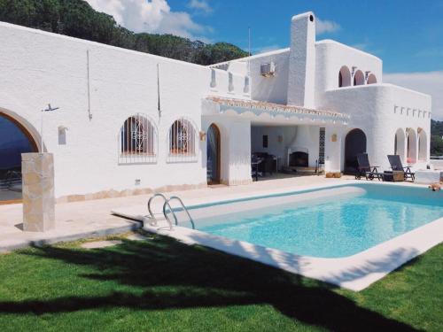 Villa Buen Retiro内部或周边的泳池