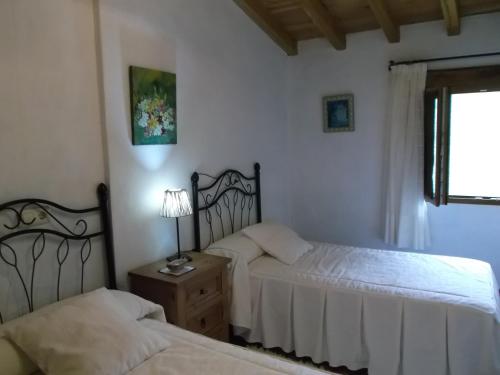 San MamésApartamento San Mamés的一间卧室设有两张床和窗户。