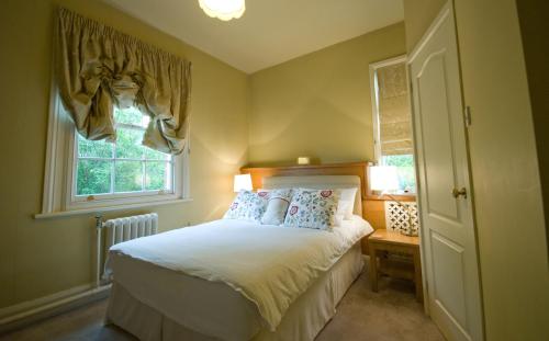 利克Peak Weavers的一间卧室设有一张床和一个窗口