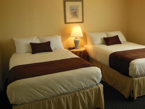 威尔明顿比奥海岸高尔夫度假村的酒店客房,设有两张床和一盏灯