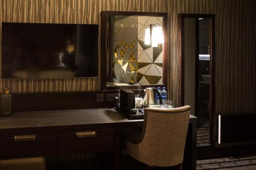 科特布里奇蒙多酒店的酒店客房配有带椅子和镜子的书桌
