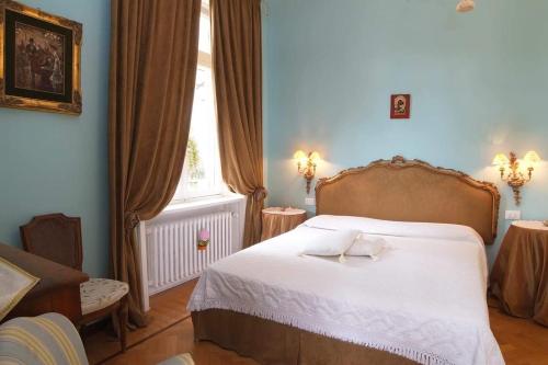 迪亚诺马里纳La Casa di Anny camere di Charme Citr 8027的一间卧室配有一张带白色床单的床和一扇窗户。