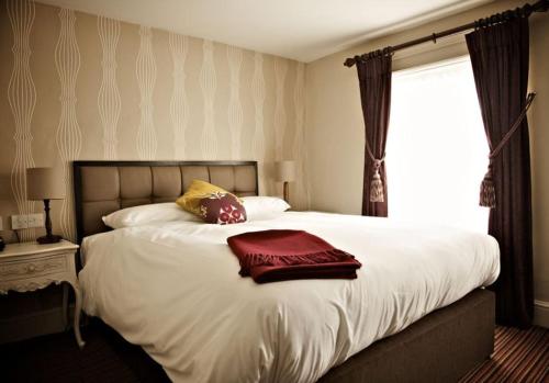 贝里圣埃德蒙兹The Bushel by Greene King Inns的一间卧室配有一张带两个枕头的床