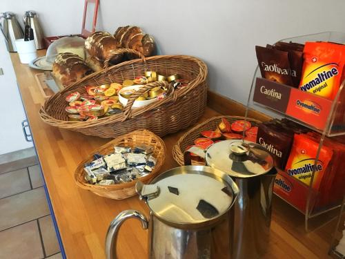 比尔Swiss Hostel Lago Lodge的厨房柜台,配有食品篮和茶壶