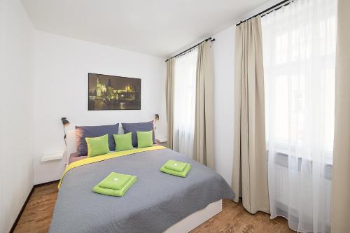 布拉格Apartment near city centre with parking place的一间卧室配有一张带两张绿毛巾的床