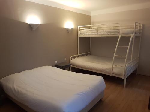 马洛塞讷阿布里杜文图科斯酒店的一间卧室配有两张双层床和一盏灯。