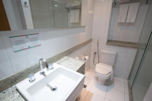 萨尔瓦多卡图萨巴商务酒店的白色的浴室设有水槽和卫生间。