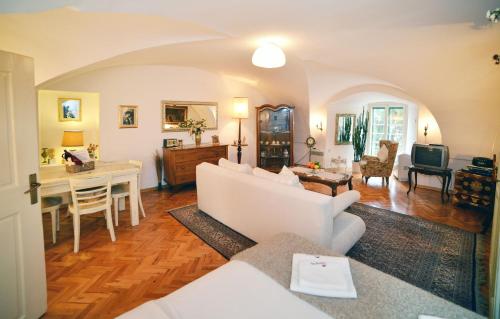 萨格勒布Baroque的客厅配有沙发和桌子