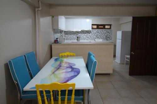 埃斯基谢希尔Deeps Hostel Eskişehir的设有带白色桌椅的厨房以及带
