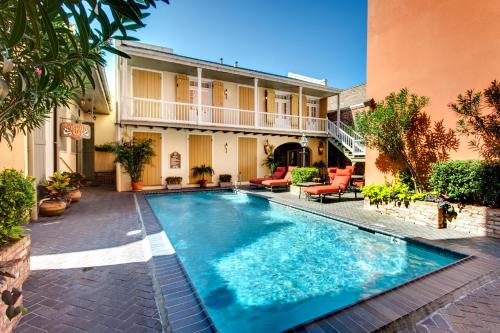 新奥尔良多菲内新奥尔良酒店的房屋前的游泳池