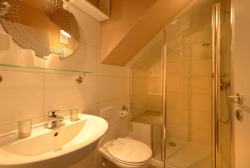 Hotel Garni Auszeit的一间浴室