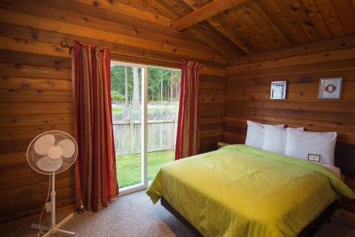 Oyster Bay海洋度假酒店的小木屋内一间卧室,配有一张床