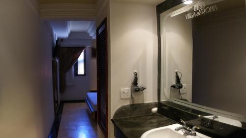瓜鲁雅Motel Villa di Roma (Adults Only)的一间带两个盥洗盆和大镜子的浴室