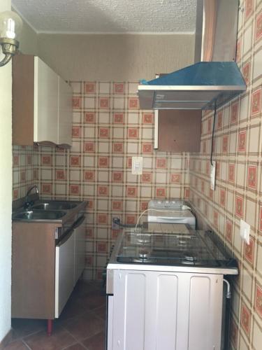 维博瓦伦蒂亚码头Villa Angelica的小厨房配有炉灶和水槽