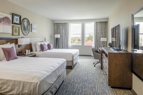 哈里森堡马迪森舍南多亚会议中心酒店的酒店客房配有两张床和一张书桌